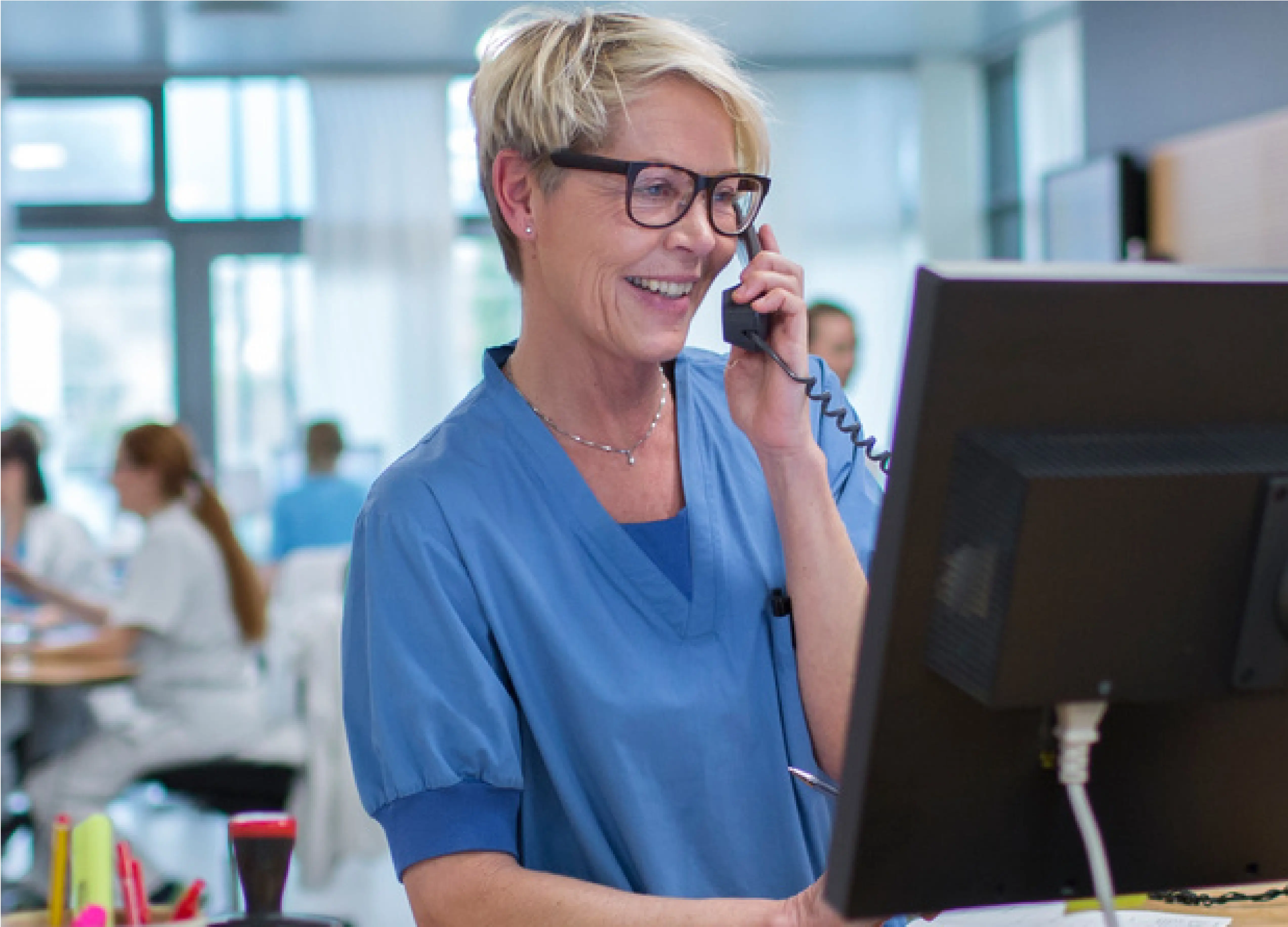 Selbstbewusste Frau in den Wechseljahren am Arbeitsplatz